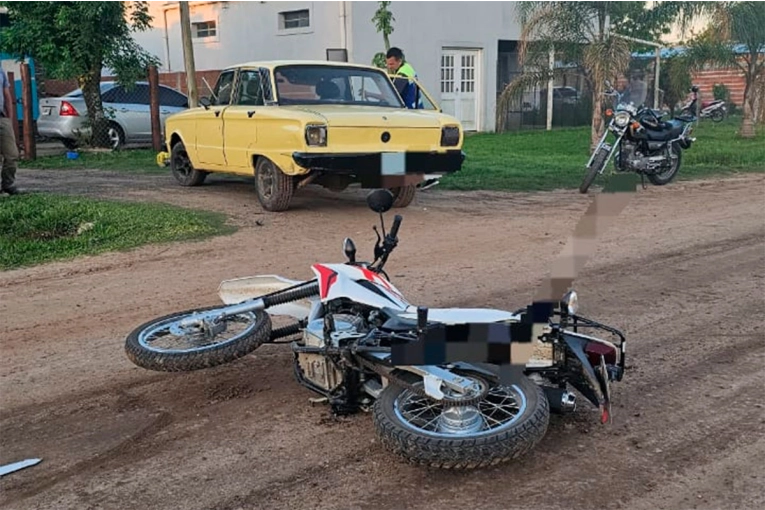 Un motociclista sufrió lesiones tras chocar con un auto