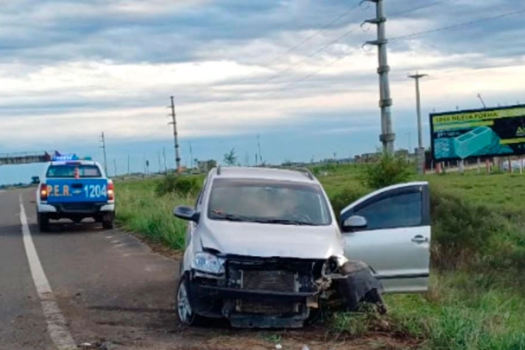 Conductor perdió control del auto, despistó y chocó contra un guardarrail en la ruta nacional 14