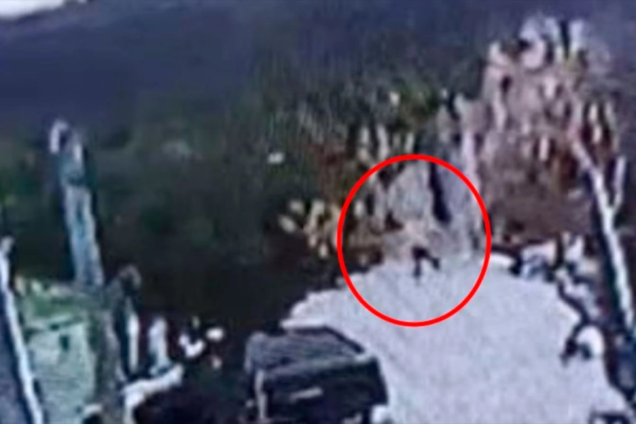 Una c&aacute;mara registr&oacute; cuando Thiago jugaba con sus amigos. (Captura de X / @PolicialesON).