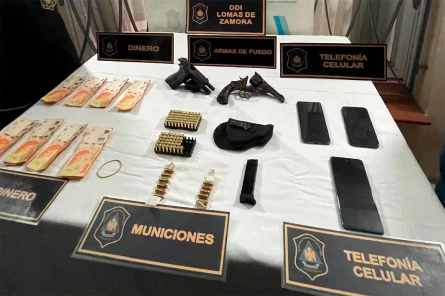 Los $50.000, las dos armas y los tres celulares incautados. TN