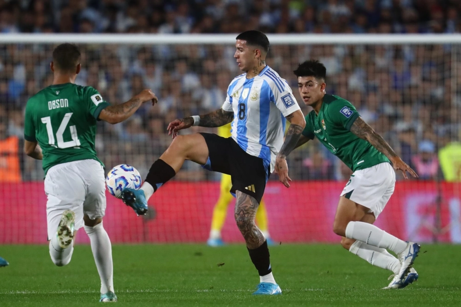 Enzo Fern&aacute;ndez domina la pelota durante el partido de Eliminatorias.