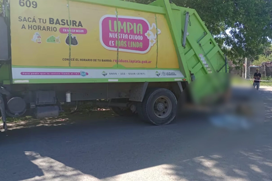 Cay&oacute; de la moto y fue arrollado por cami&oacute;n recolector. Foto: TN