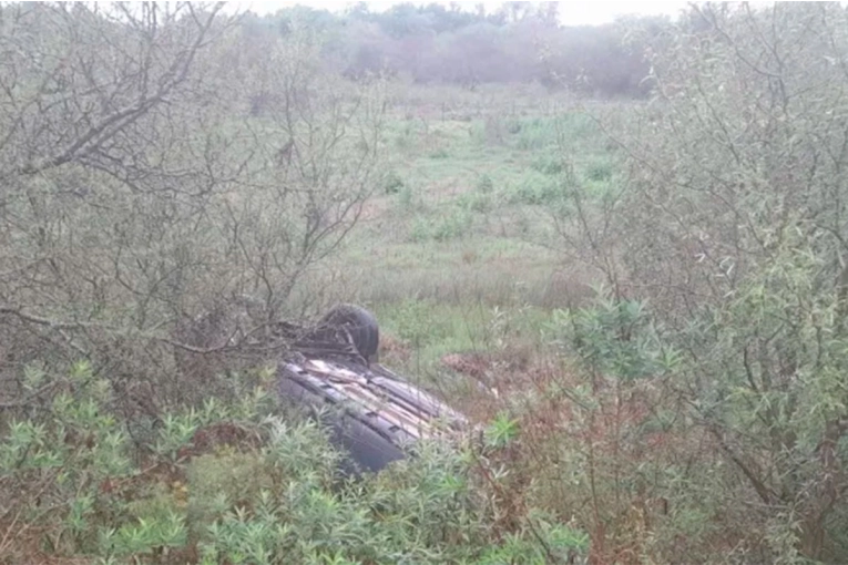 Dos hospitalizados tras vuelco de camioneta en autovía 14