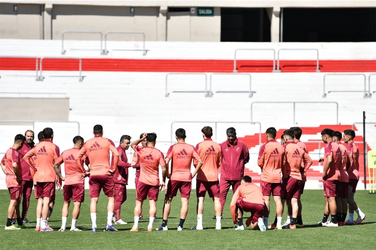 River se prepara para recibir a Vélez con Acuña y Bustos entre los convocados