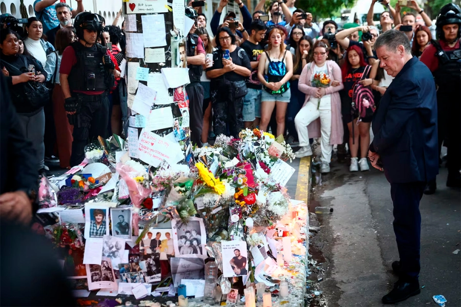 Geoff Payne mira el santuario que armaron las fanáticas de su hijo. (foto: REUTERS/Tomas Cuesta)