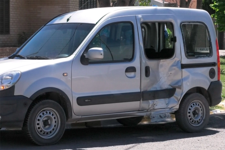 Dos jóvenes debieron ser hospitalizados tras accidente entre camioneta y moto