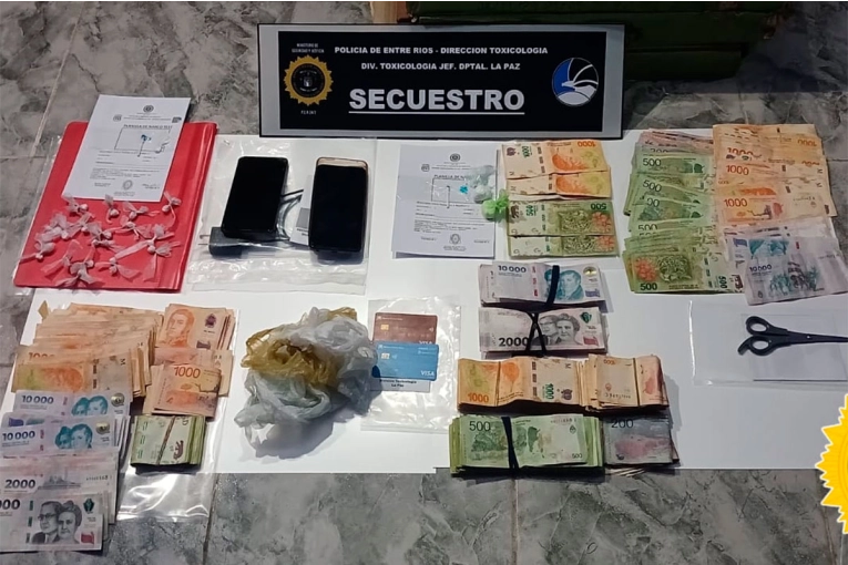 Más de un millón de pesos y cocaína incautaron en allanamiento: un hombre fue detenido