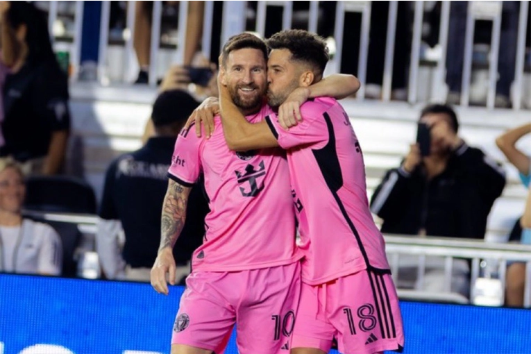 Messi disfrutó de su hijo en un partido de fútbol y causó furor por una foto