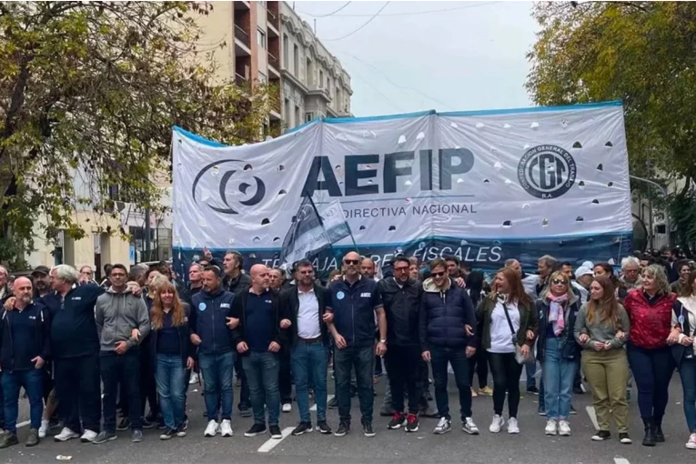 Trabajadores de AFIP definen medidas de fuerza tras anuncio de cierre del organismo