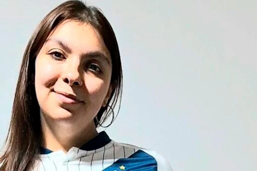 Candela es fan&aacute;tica de V&eacute;lez. Foto: FM Estaci&oacute;n Plus Crespo