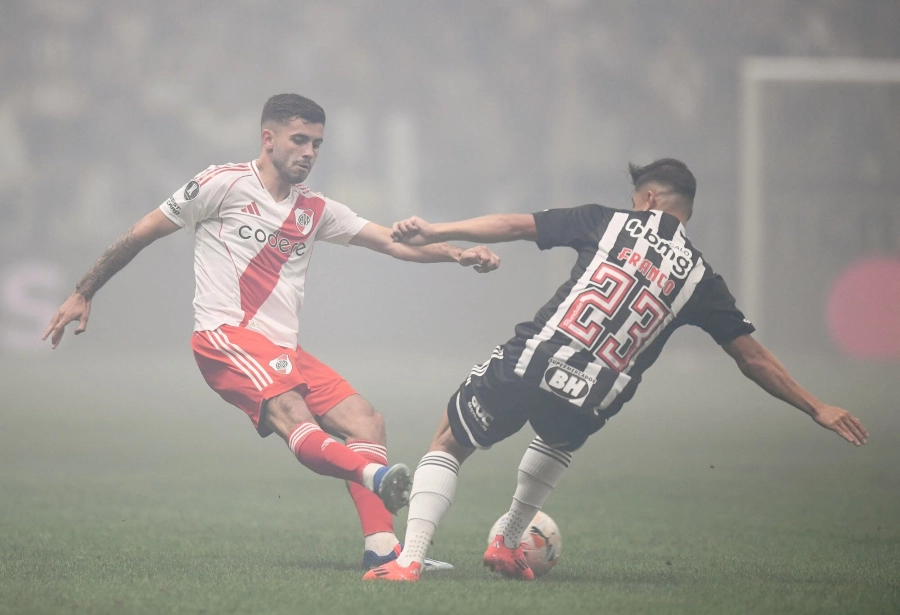 Santiago Sim&oacute;n disputa en bal&oacute;n.