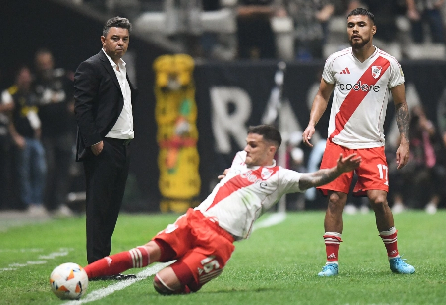 No la pasa bien River: as&iacute; lo reflejan los rostros de Gallardo, Bustos (no llega a la pelota) y Paulo D&iacute;az.
