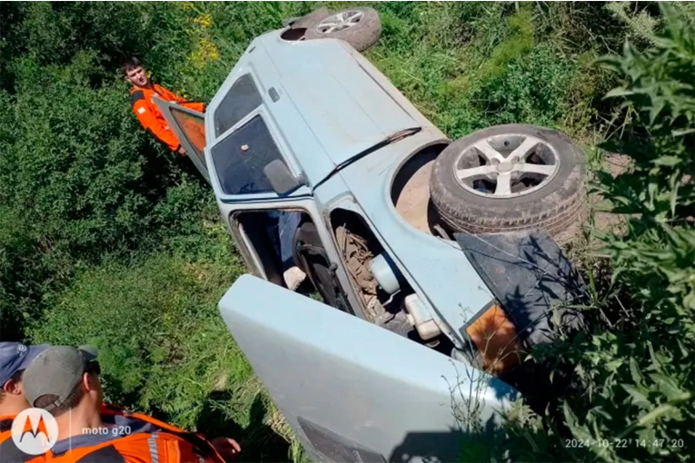 Automóvil volcó y terminó en una alcantarilla en la Ruta 23