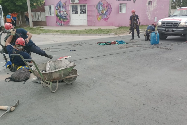 Un trabajador murió tras haber caído en una boca de tormenta