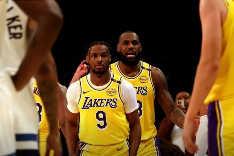 LeBron James y su hijo Bronny hicieron historia tras jugar juntos en la NBA