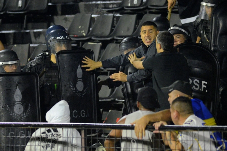 Incidentes en Boca-Gimnasia por la Copa Argentina: Riquelme intervino para calmar