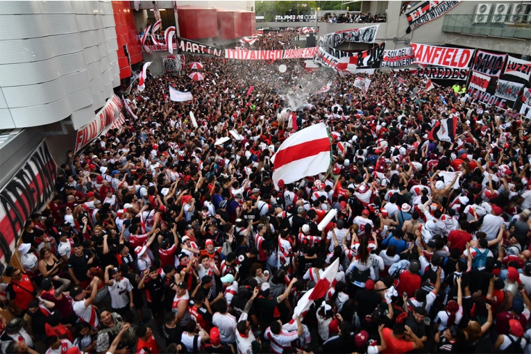 Impactante banderazo de los hinchas de River antes de la revancha con Atlético Mineiro