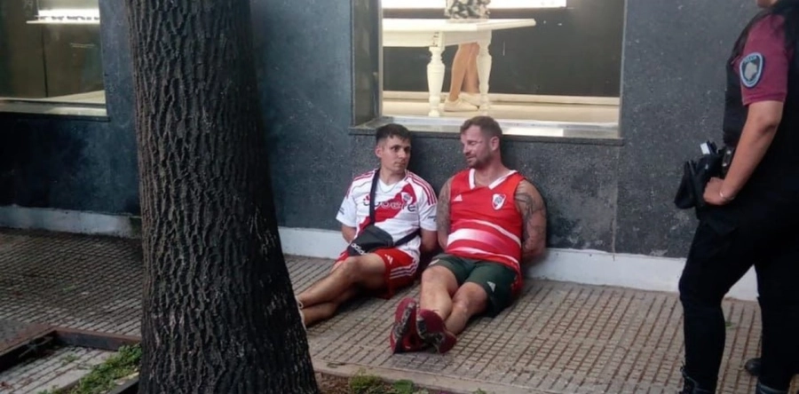 Dos de los tres detenidos por las pedradas sobre los micros de los hinchas de Atl&eacute;tico Mineiro al llegar al estadio Monumental para larevancha de la semifinal de la Copa Libertadores.
