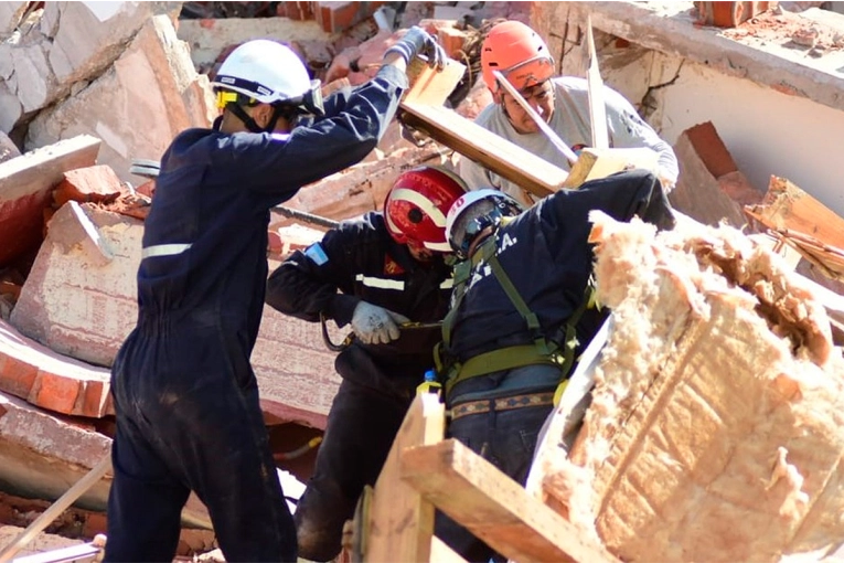 Derrumbe en Villa Gesell: confirman un muerto y rescatan a una mujer con vida