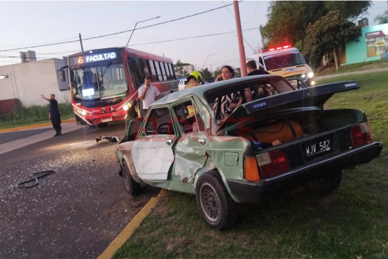 Colectivo chocó con un auto en Oro Verde: un joven fue hospitalizado