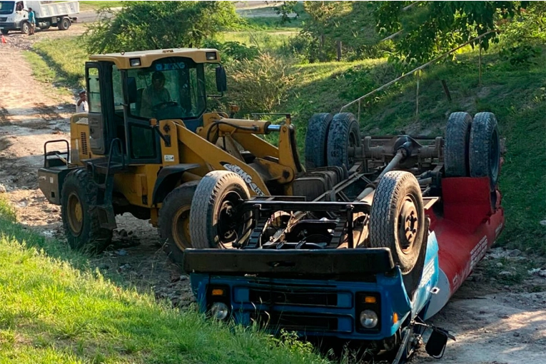 Camión de Obras Sanitarias volcó en una pendiente y terminó con importantes daños materiales