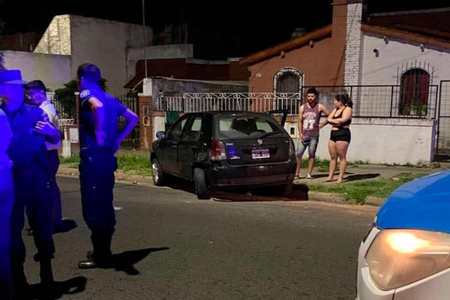 El Fiat Palio también result&oacute; con daños materiales. Foto: Policiales y Judiciales