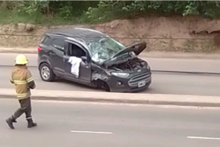 Un auto chocó a otro, cruzó de carril, perdió una rueda y volcó en Paraná