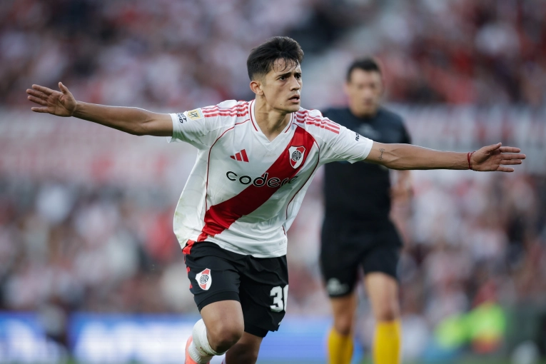 Con un doblete de Solari, River se impuso 3-1 a Banfield en el Monumental: videos