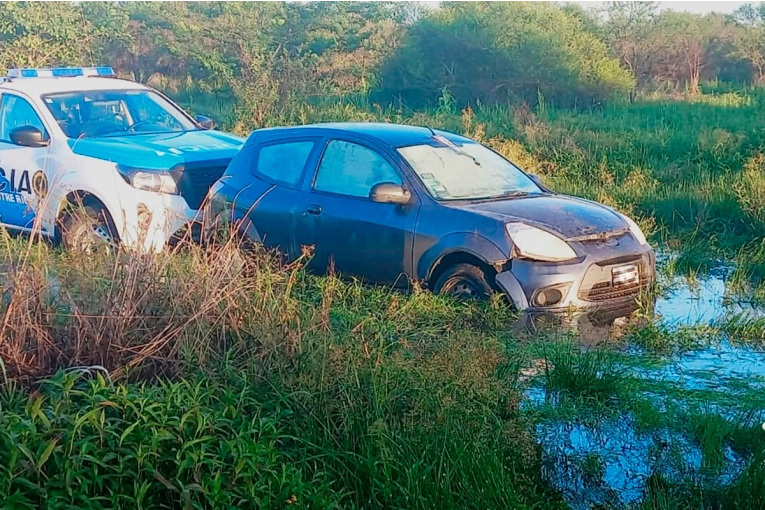 Delincuentes asaltaron a un empleado, lo mantuvieron cautivo y huyeron en autos robados