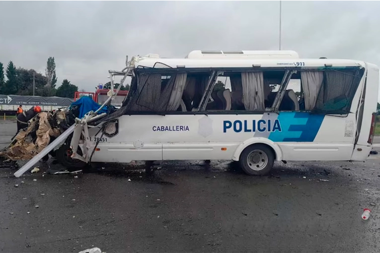 Murieron cuatro policías en un choque entre un camión cisterna y una combi