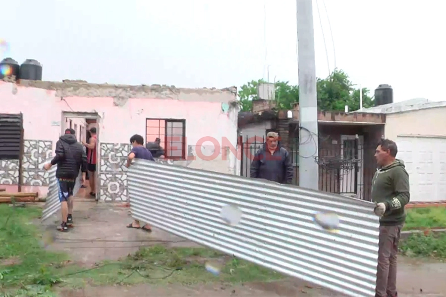 Temporal en Paran&aacute; caus&oacute; la voladura de un techo. (foto: Elonce)