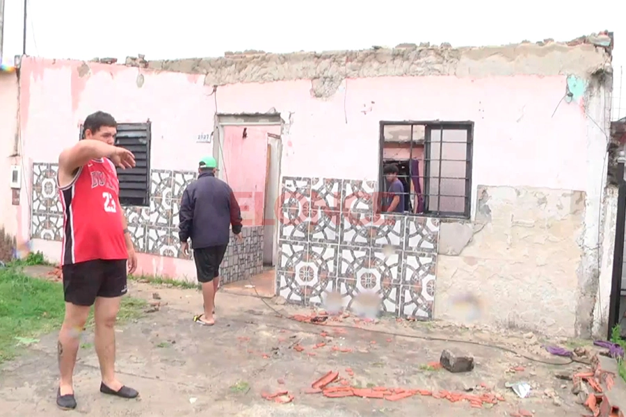 Temporal en Paran&aacute; caus&oacute; la voladura de un techo. (foto: Elonce)