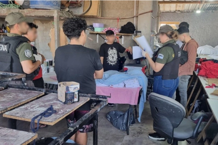 Allanaron un taller textil y rescataron a 17 personas explotadas laboralmente