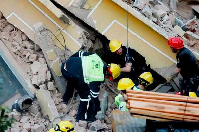 Derrumbe en Villa Gesell: el mal tiempo complica tareas de rescate