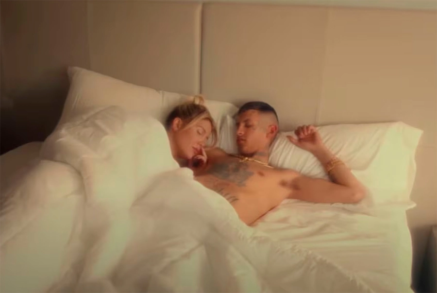 Wanda Nara en el video con L-Gante en la cama. Videoclip