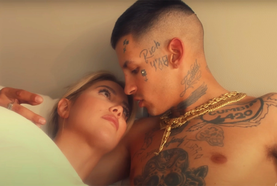 Wanda Nara en el video con L-Gante en la cama. Videoclip