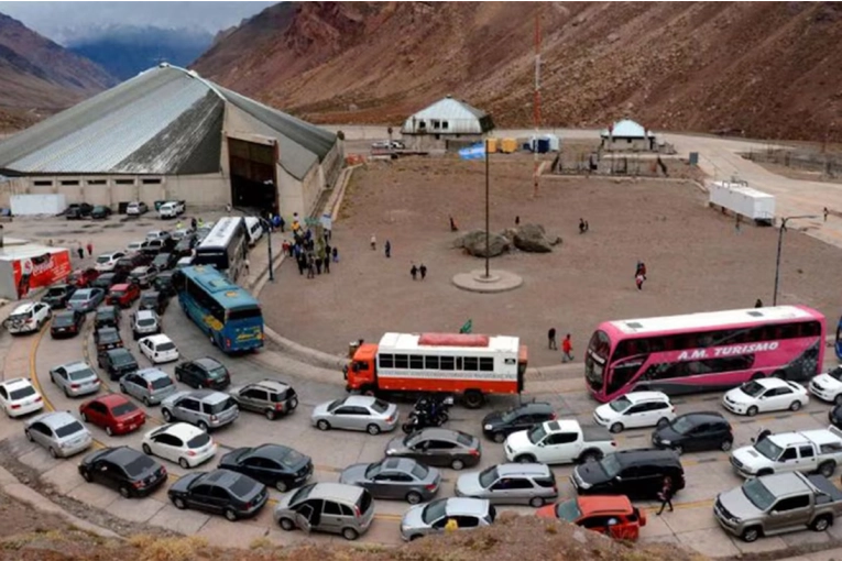 Aduana intensificó los controles a los tours de compras que viajan a Chile