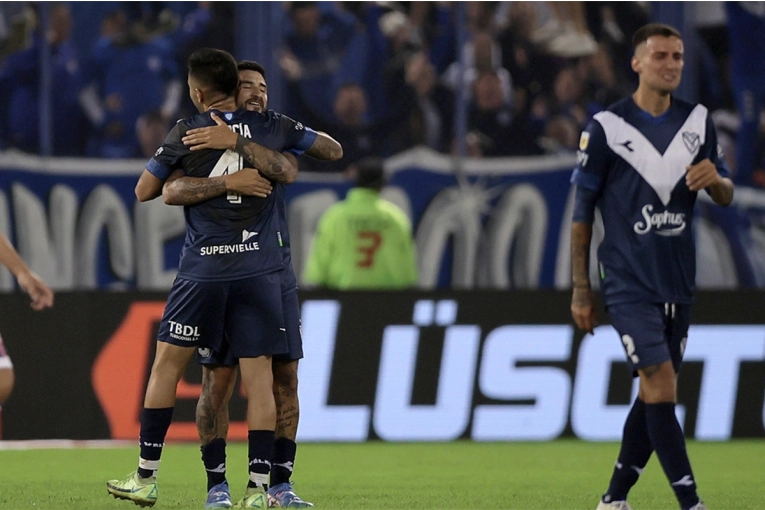 Vélez volvió a ser líder en solitario en el torneo, a seis fechas del final