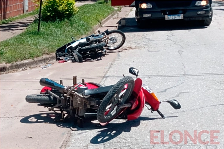 Dos motos chocaron y ambos conductores debieron ser hospitalizados