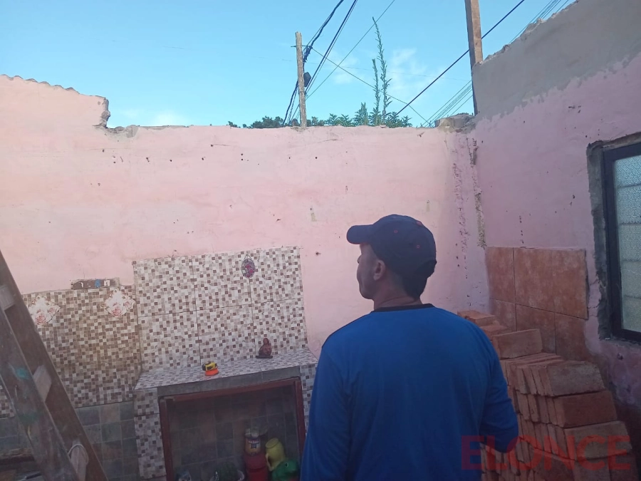 Vecinos reconstruyeron el techo de casa afectada por el temporal. (foto: Elonce)