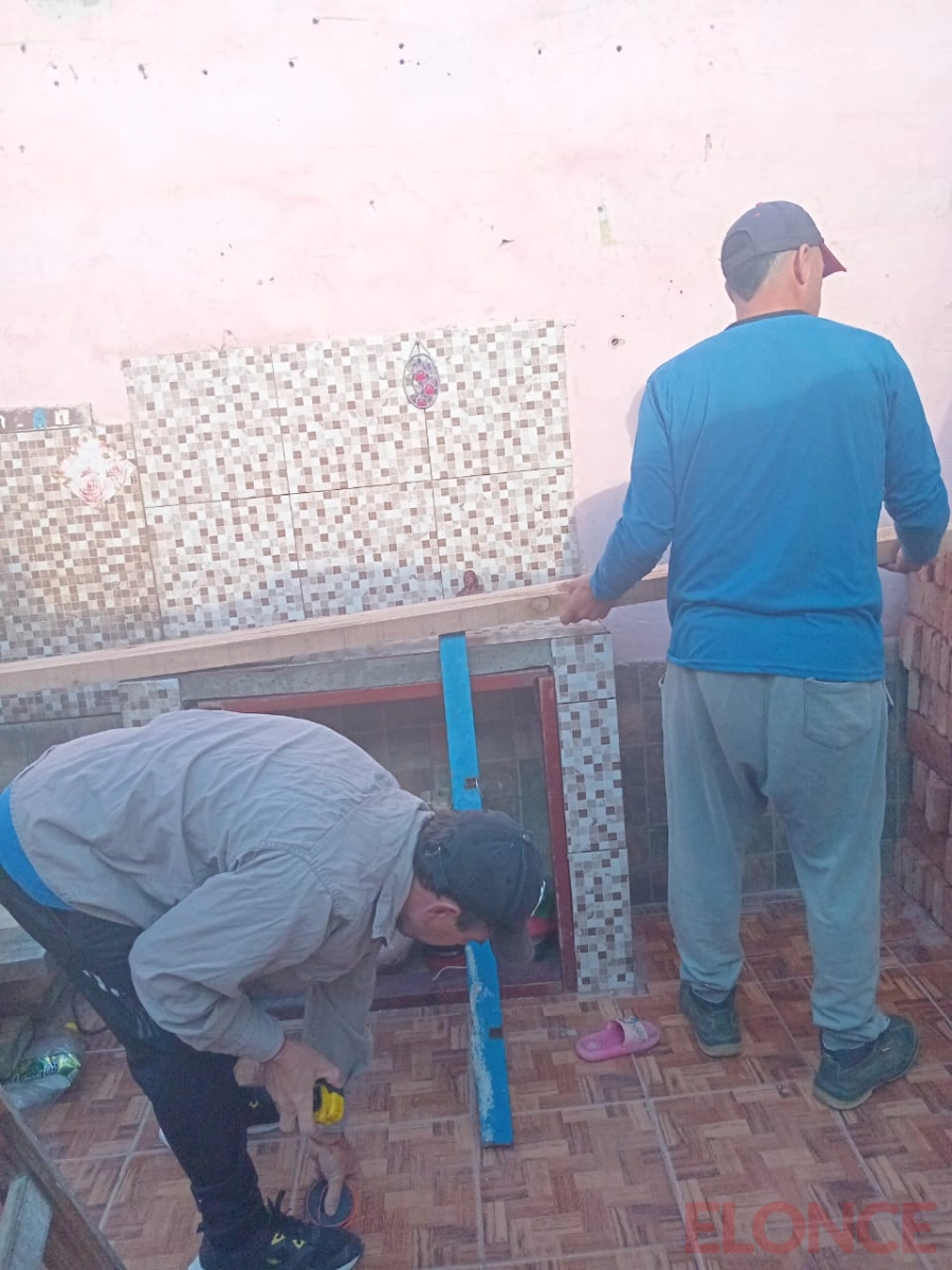 Vecinos reconstruyeron el techo de casa afectada por el temporal. (foto: Elonce)