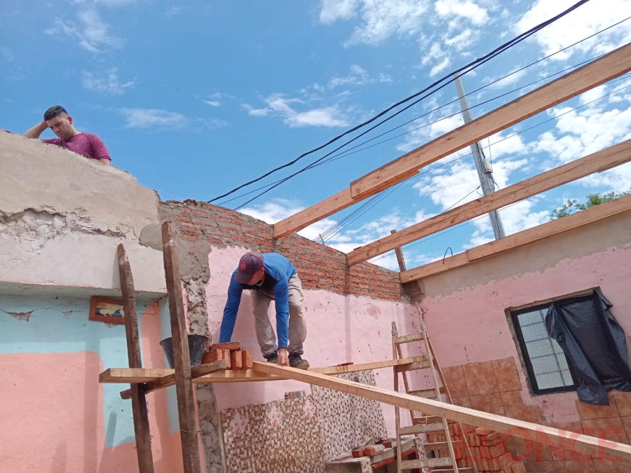 Vecinos reconstruyeron el techo de casa afectada por el temporal. (foto: Elonce)