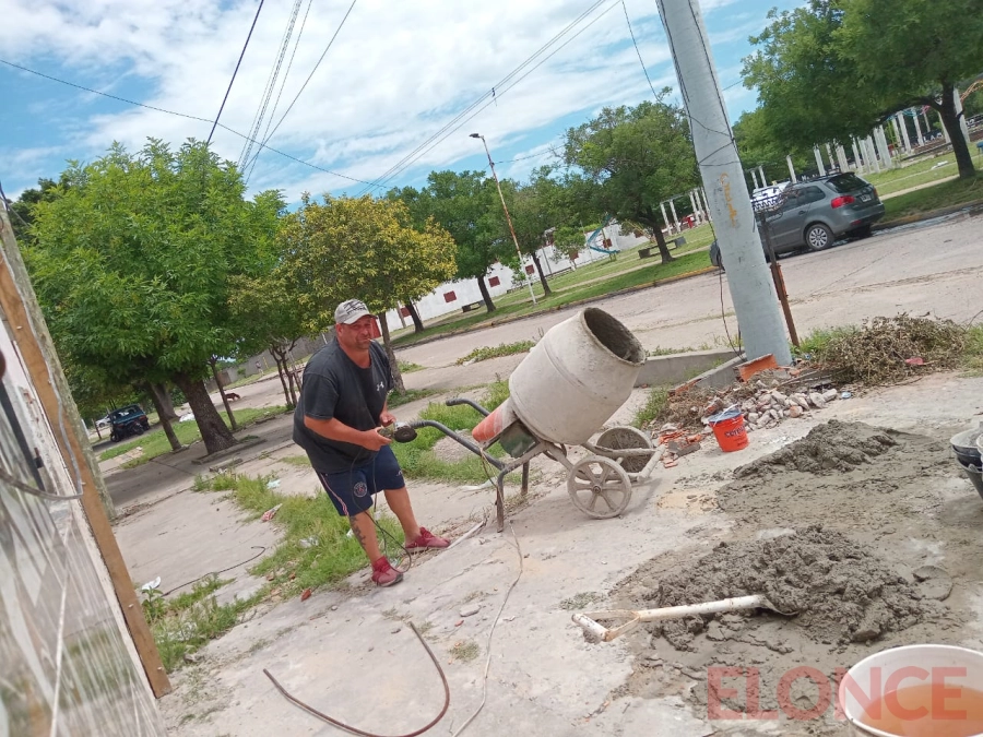 Vecinos reconstruyeron el techo de casa afectada por el temporal. (foto: Elonce)