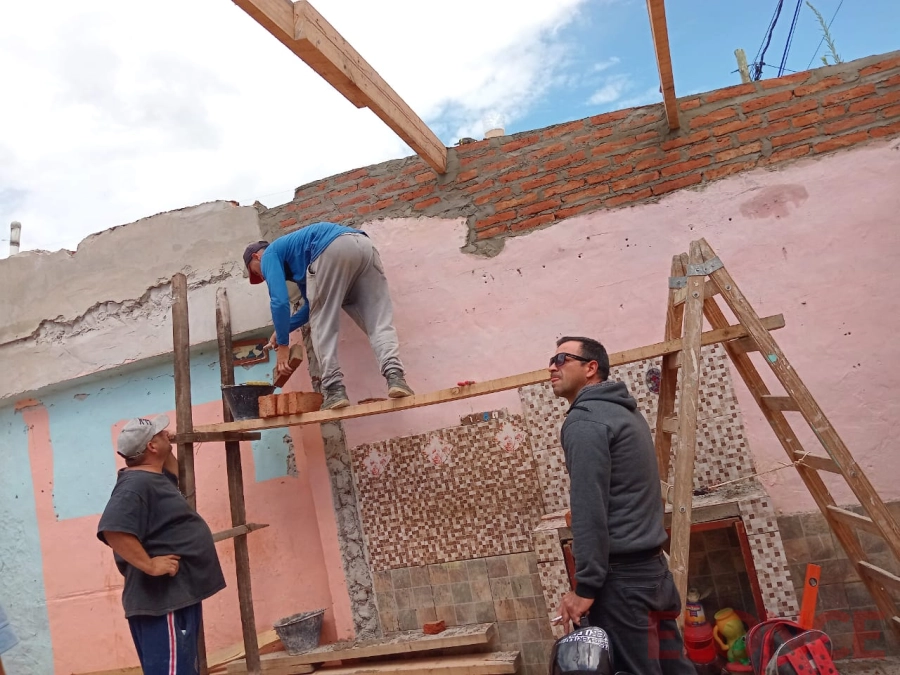 Vecinos reconstruyeron el techo de casa afectada por el temporal. (foto: Elonce)