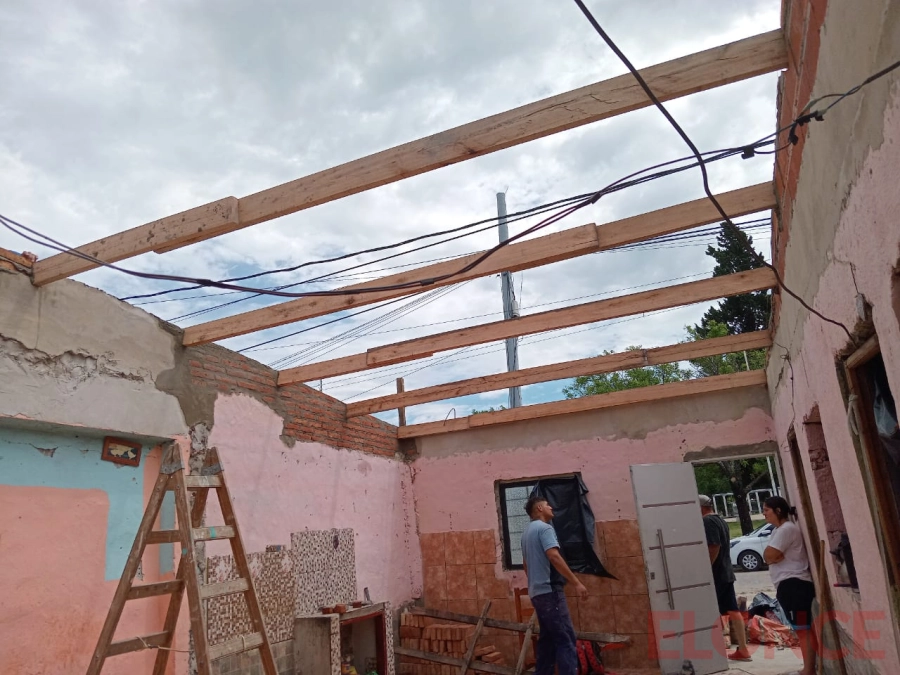 Vecinos reconstruyeron el techo de casa afectada por el temporal. (foto: Elonce)