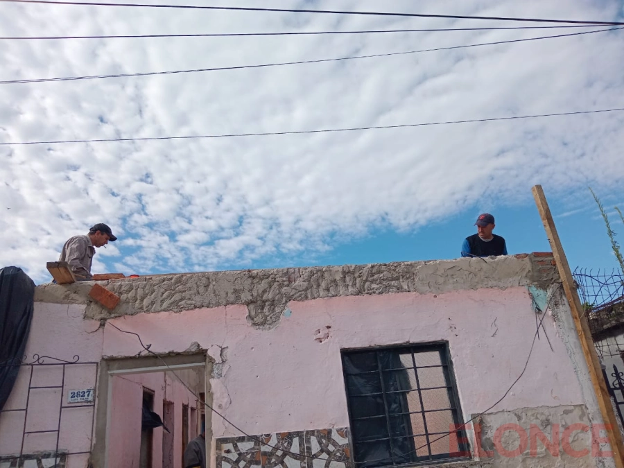 Vecinos reconstruyeron el techo de casa afectada por el temporal. (foto: Elonce)