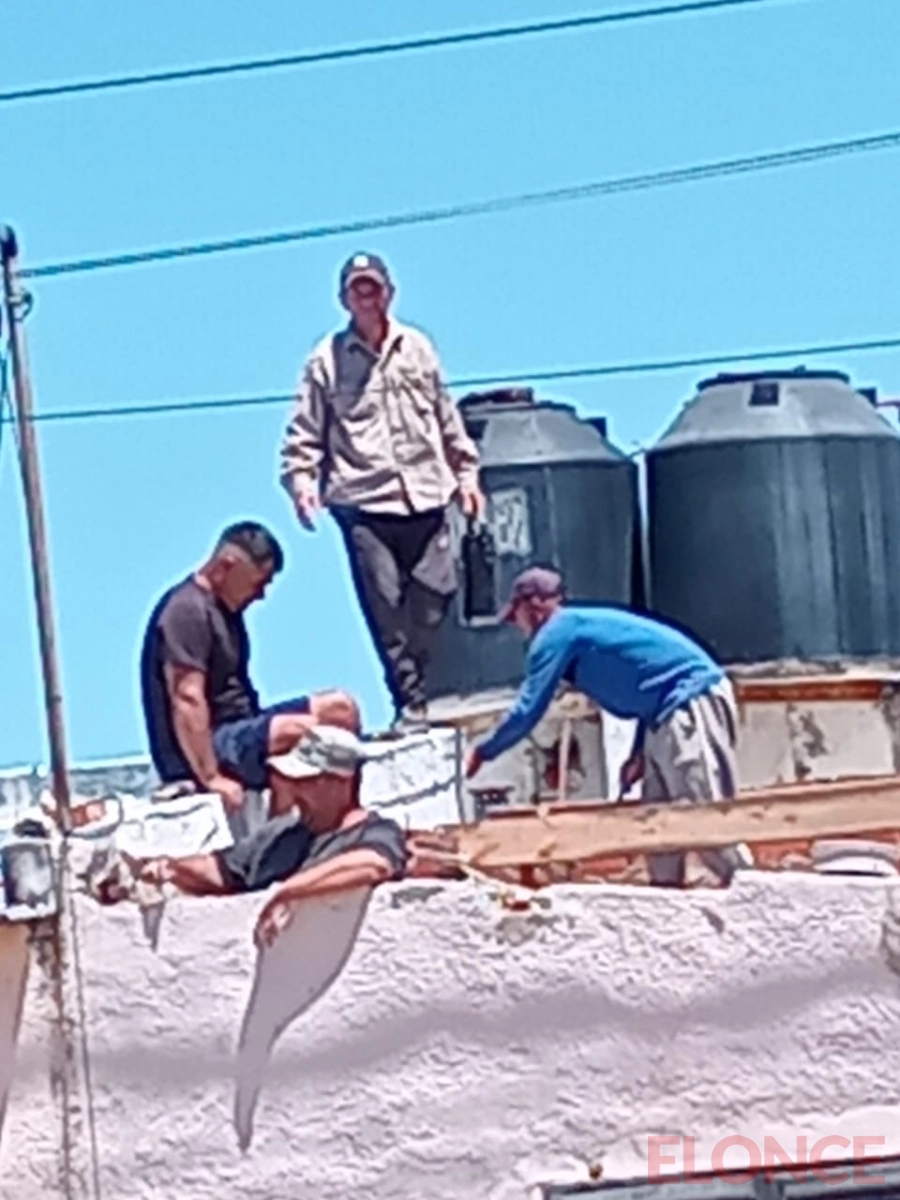 Vecinos reconstruyeron el techo de casa afectada por el temporal. (foto: Elonce)