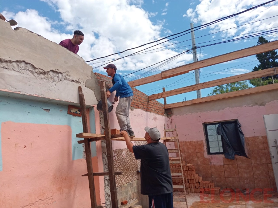 Vecinos reconstruyeron el techo de casa afectada por el temporal. (foto: Elonce)