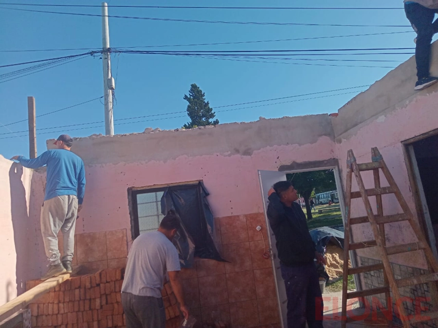 Vecinos reconstruyeron el techo de casa afectada por el temporal. (foto: Elonce)