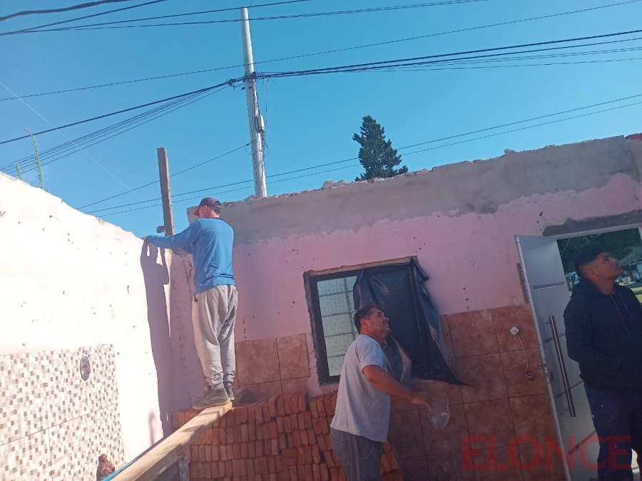 Vecinos reconstruyeron el techo de casa afectada por el temporal. (foto: Elonce)